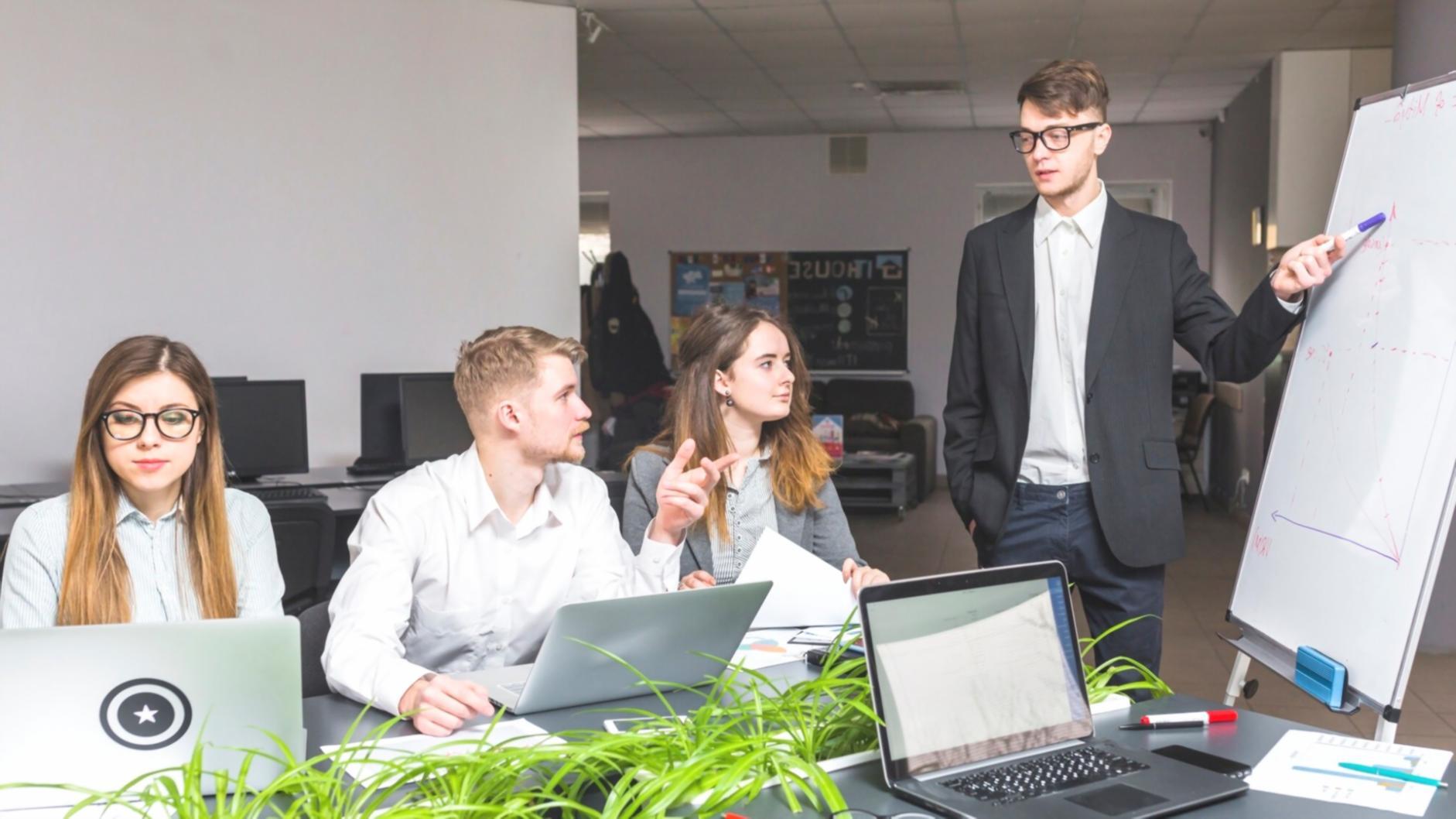 Profesionales analizando métricas financieras en una sesión de trabajo colaborativo